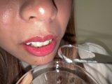 【個人撮影】若菜めありの舌ブラシで「汚舌苔」採取