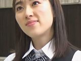 手で押さえても漏れ出す喘ぎ声！受付嬢のカウンターの下で彼女をまさぐる怪しい男！